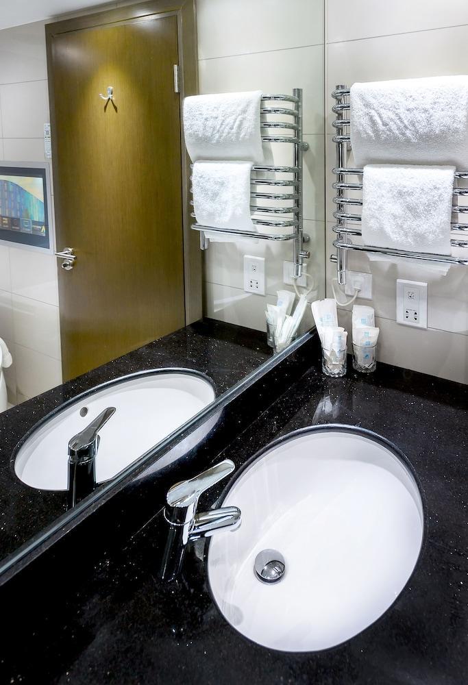 Atrium Heathrow 4*